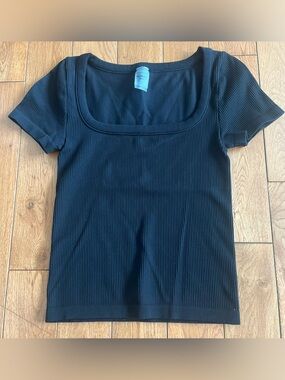 Aritzia Seamless Black Ribbed Square Neck Short Sleeve Top - Size Small